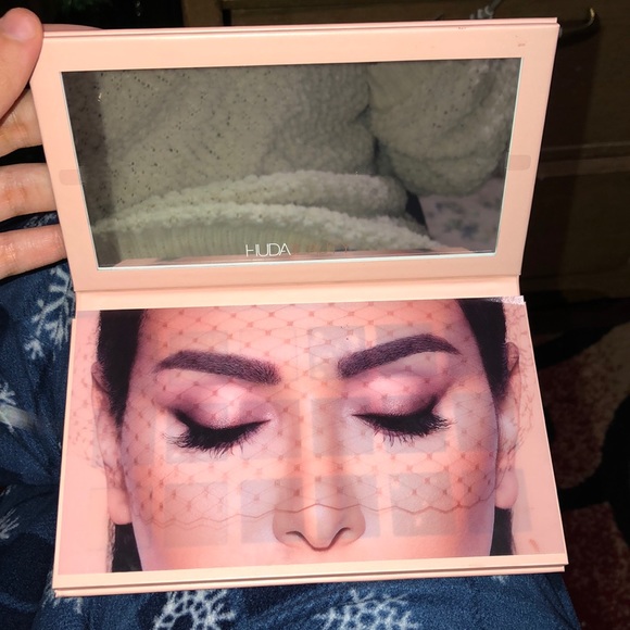 Eyeshadow Palette - Picture 2 of 6